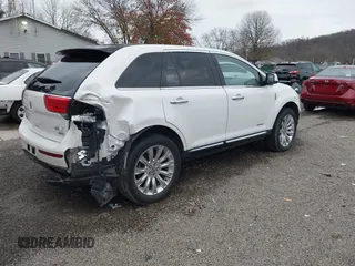 2011 Lincoln MKX with VIN 2LMDJ8JK0BBJ08813, listed as a IAAI auction lot 40978551 with 184,382 mi miles. Bid and sale history available at carsss.com. Image 4.