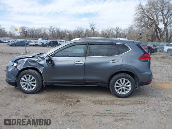 2017 Nissan Rogue SL z VIN JN8AT2MV7HW025973, wystawiony jako IAAI lot #42000657 z przebiegiem 131 762 mil mil oraz . Historia ofert i sprzedaży dostępna na DreamBid. Obrazek 14.