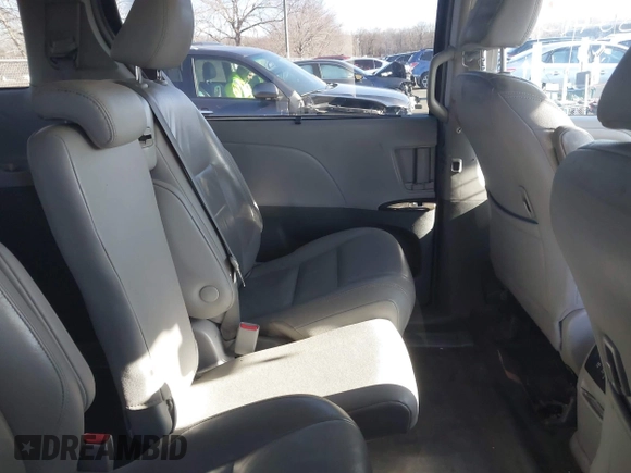 2018 Toyota Sienna XLE Auto Access Seat with VIN 5TDYZ3DC0JS913659, listed as a IAAI auction lot 41753475 with 172,858 mi miles. Bid and sale history available at carsss.com. Image 8.