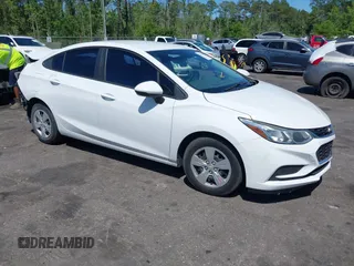 2017 Chevrolet Cruze LS z VIN 1G1BC5SM2H7150586, wystawiony jako IAAI lot #42137687 z przebiegiem 123 733 mil mil oraz . Historia ofert i sprzedaży dostępna na DreamBid. Obrazek 1.