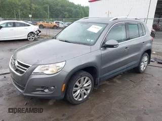 2010 Volkswagen Tiguan Wolfsburg Edition z VIN WVGBV7AX3AW511601, wystawiony jako IAAI lot #42306282 z przebiegiem 126 926 mil mil oraz . Historia ofert i sprzedaży dostępna na DreamBid. Obrazek 2.