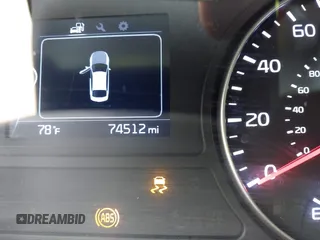 2017 Kia Optima LX z VIN 5XXGT4L36HG145802, wystawiony jako IAAI lot #42280279 z przebiegiem 74 512 mil mil oraz . Historia ofert i sprzedaży dostępna na DreamBid. Obrazek 16.