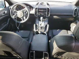 2018 Porsche Cayenne z VIN WP1AA2A2XJKA06647, wystawiony jako Copart lot #50317955 z przebiegiem 53 892 mil mil oraz Szkoda całkowita • Salvage title. Historia ofert i sprzedaży dostępna na DreamBid. Obrazek 8.