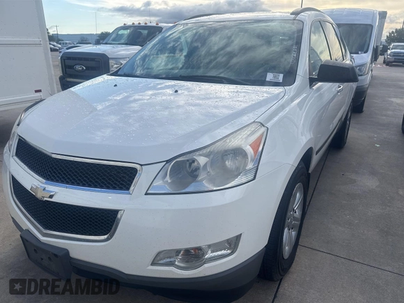 2012 Chevrolet Traverse LS z VIN 1GNKRFED2CJ394653, wystawiony jako IAAI lot #42482609 z przebiegiem 269 116 mil mil oraz . Historia ofert i sprzedaży dostępna na DreamBid. Obrazek 2.