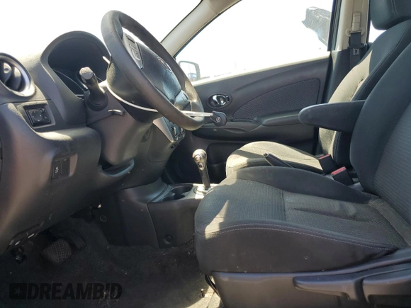 2016 Nissan Versa S z VIN 3N1CN7AP6GL840268, wystawiony jako Copart lot #55103695 z przebiegiem 106 331 mil mil oraz Czysty tytuł • Clean title. Historia ofert i sprzedaży dostępna na DreamBid. Obrazek 7.