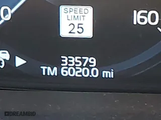 2018 Volvo XC60 Momentum with VIN LYVA22RKXJB101579, listed as a IAAI auction lot 41722082 with 33,579 mi miles. Bid and sale history available at carsss.com. Image 15.