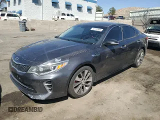 2017 Kia Optima SX z VIN 5XXGW4L20HG142277, wystawiony jako Copart lot #52772605 z przebiegiem 128 951 mil mil oraz Czysty tytuł • Clean title. Historia ofert i sprzedaży dostępna na DreamBid. Obrazek 1.