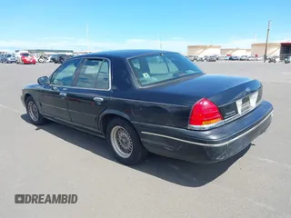 2000 Ford Crown Victoria LX z VIN 2FAFP74W1YX177737, wystawiony jako IAAI lot #42375378 z przebiegiem 90 359 mil mil oraz . Historia ofert i sprzedaży dostępna na DreamBid. Obrazek 3.