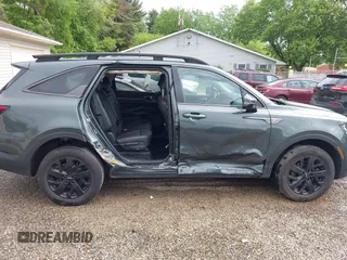 2023 Kia Sorento X-Line S z VIN 5XYRLDLC9PG230491, wystawiony jako IAAI lot #42243490 z przebiegiem 41 792 mil mil oraz . Historia ofert i sprzedaży dostępna na DreamBid. Obrazek 14.