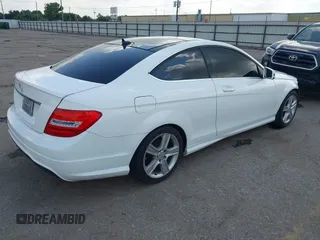 2015 Mercedes-Benz C 250 с VIN WDDGJ4HB2FG406506, выставлен на аукционе IAAI как лот 42429753 с пробегом 125 609 миль миль и . История ставок и продаж доступна на DreamBid. Изображение 4.