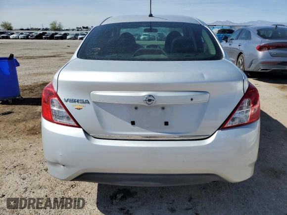2017 Nissan Versa S z VIN 3N1CN7AP1HL887077, wystawiony jako Copart lot #55360465 z przebiegiem 88 093 mil mil oraz Szkoda całkowita • Salvage title. Historia ofert i sprzedaży dostępna na DreamBid. Obrazek 6.