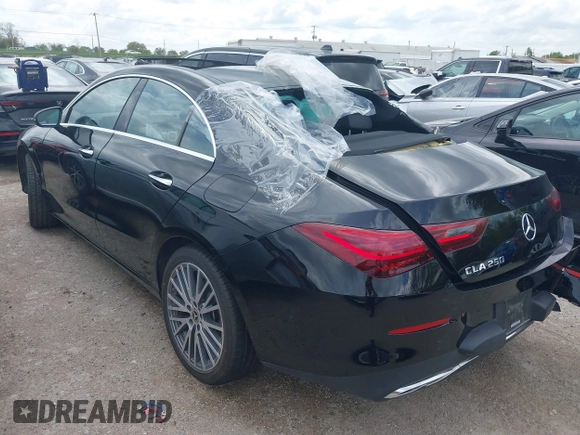 2025 Mercedes-Benz CLA 250 z VIN W1K5J4GB3SN516138, wystawiony jako IAAI lot #41903335 z przebiegiem 12 318 mil mil oraz . Historia ofert i sprzedaży dostępna na DreamBid. Obrazek 3.