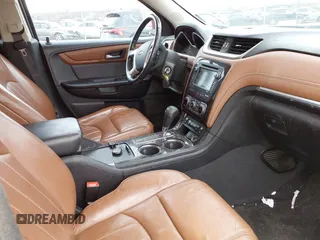 2016 Chevrolet Traverse LTZ z VIN 1GNKVJKD8GJ167038, wystawiony jako IAAI lot #41878254 z przebiegiem 159 771 mil mil oraz . Historia ofert i sprzedaży dostępna na DreamBid. Obrazek 5.