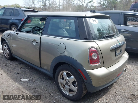 2010 MINI Hardtop z VIN WMWMF3C52ATZ61026, wystawiony jako IAAI lot #42117874 z przebiegiem 121 080 mil mil oraz . Historia ofert i sprzedaży dostępna na DreamBid. Obrazek 3.