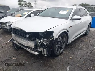 2023 Audi e-tron Premium Plus z VIN WA1LAAGE8PB006137, wystawiony jako IAAI lot #41974875 z przebiegiem 21 728 mil mil oraz . Historia ofert i sprzedaży dostępna na DreamBid. Obrazek 2.