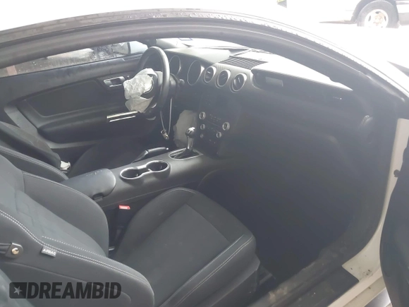 2019 Ford Mustang EcoBoost z VIN 1FA6P8TH1K5168795, wystawiony jako IAAI lot #42105634 z przebiegiem 61 480 mil mil oraz . Historia ofert i sprzedaży dostępna na DreamBid. Obrazek 5.