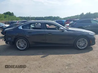 2024 BMW 5 Series 530i с VIN WBA43FJ03RCS39433, выставлен на аукционе IAAI как лот 42396985 с пробегом 2 327 миль миль и . История ставок и продаж доступна на DreamBid. Изображение 13.
