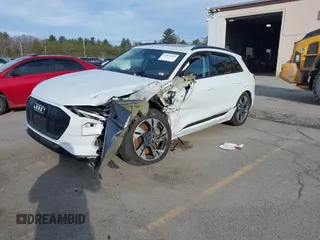 2022 Audi e-tron Premium z VIN WA1AAAGE2NB040546, wystawiony jako IAAI lot #41813053 z przebiegiem 47 002 mil mil oraz . Historia ofert i sprzedaży dostępna na DreamBid. Obrazek 2.