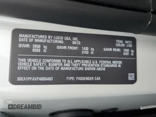 2023 Lucid Air Pure z VIN 50EA1PFAXPA006463, wystawiony jako Copart lot #65423074 z przebiegiem 4488 mil mil oraz Szkody całkowita. Historia ofert i sprzedaży dostępna na DreamBid. Obrazek 12.