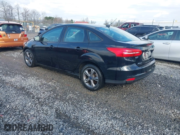 2018 Ford Focus SE z VIN 1FADP3FE9JL255818, wystawiony jako IAAI lot #42009017 z przebiegiem 79 329 mil mil oraz . Historia ofert i sprzedaży dostępna na DreamBid. Obrazek 3.