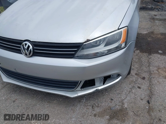 2014 Volkswagen Jetta SE z VIN 3VWD17AJ8EM314253, wystawiony jako IAAI lot #42361152 z przebiegiem 118 638 mil mil oraz . Historia ofert i sprzedaży dostępna na DreamBid. Obrazek 6.