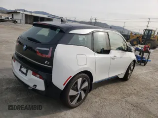 2021 BMW i3 with VIN WBY8P2C0XM7K09697, listed as a Copart auction lot 72103422 with 2,824 mi miles. Bid and sale history available at carsss.com. Image 3.