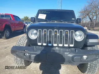 2018 Jeep Wrangler Unlimited Sahara z VIN 1C4HJXEG9JW216717, wystawiony jako IAAI lot #40908017 z przebiegiem 87 954 mil mil oraz . Historia ofert i sprzedaży dostępna na DreamBid. Obrazek 13.