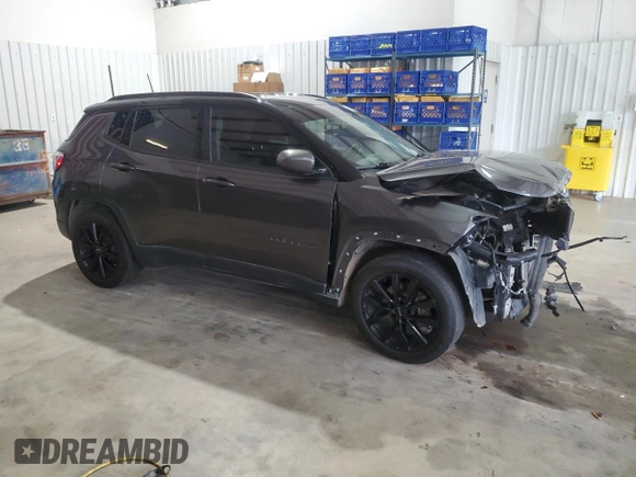 2020 Jeep Compass Latitude z VIN 3C4NJCBB6LT252619, wystawiony jako Copart lot #54860815 z przebiegiem Nie podano mil oraz Szkoda całkowita • Salvage title. Historia ofert i sprzedaży dostępna na DreamBid. Obrazek 4.