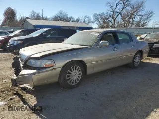 2005 Lincoln Town Car Signature Limited z VIN 1LNHM82W25Y656194, wystawiony jako Copart lot #84109494 z przebiegiem 111 850 mil mil oraz Szkody całkowita. Historia ofert i sprzedaży dostępna na DreamBid. Obrazek 1.