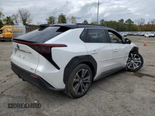 2023 Subaru Solterra Premium z VIN JTMABABA3PA004915, wystawiony jako Copart lot #72092213 z przebiegiem 7564 mil mil oraz . Historia ofert i sprzedaży dostępna na DreamBid. Obrazek 3.