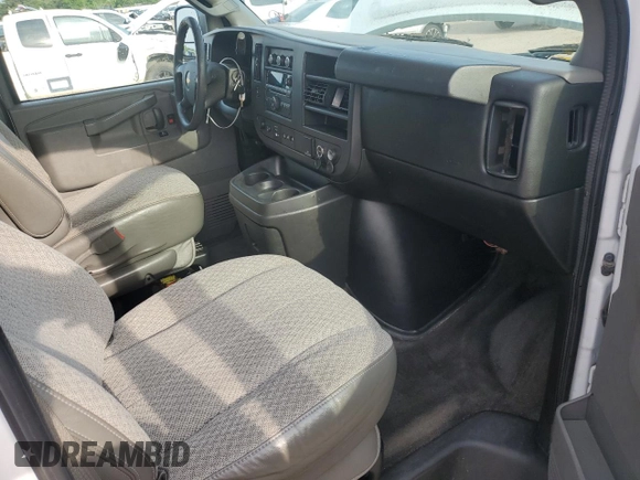 2016 Chevrolet Express Passenger LT z VIN 1GAZGPFG8G1292493, wystawiony jako Copart lot #56396295 z przebiegiem 88 768 mil mil oraz Czysty tytuł • Clean title. Historia ofert i sprzedaży dostępna na DreamBid. Obrazek 8.
