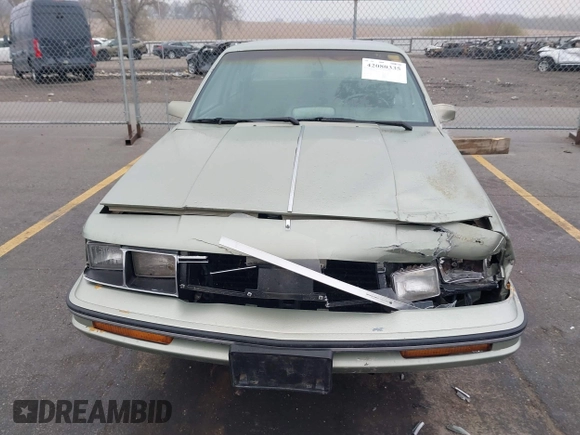 1987 Oldsmobile Cutlass Ciera z VIN 2G3AJ51W9H9378093, wystawiony jako IAAI lot #42080335 z przebiegiem 54 504 mil mil oraz . Historia ofert i sprzedaży dostępna na DreamBid. Obrazek 12.