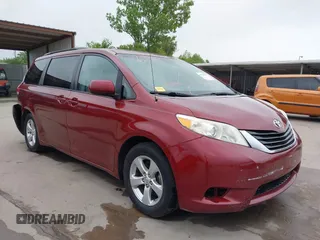2014 Toyota Sienna LE AAS z VIN 5TDKK3DC9ES466877, wystawiony jako IAAI lot #42298356 z przebiegiem 189 826 mil mil oraz . Historia ofert i sprzedaży dostępna na DreamBid. Obrazek 1.