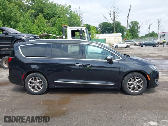 2017 Chrysler Pacifica Limited z VIN 2C4RC1GG3HR566162, wystawiony jako IAAI lot #42375696 z przebiegiem 103 051 mil mil oraz . Historia ofert i sprzedaży dostępna na DreamBid. Obrazek 13.