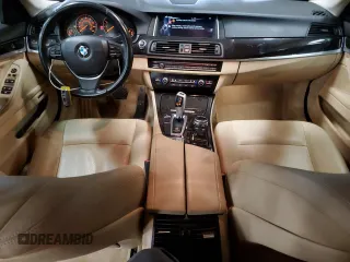 2015 BMW 5 Series 528i z VIN WBA5A5C59FD512538, wystawiony jako Copart lot #53160655 z przebiegiem 122 980 mil mil oraz Czysty tytuł • Clean title. Historia ofert i sprzedaży dostępna na DreamBid. Obrazek 8.