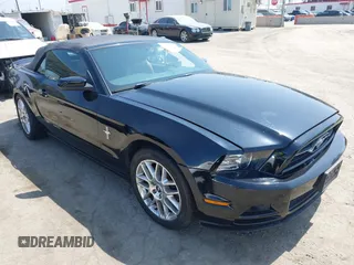 2014 Ford Mustang V6 z VIN 1ZVBP8EM0E5275146, wystawiony jako IAAI lot #42606251 z przebiegiem 42 663 mil mil oraz . Historia ofert i sprzedaży dostępna na DreamBid. Obrazek 1.