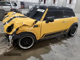 2009 MINI Hardtop z VIN WMWMF33549TU70310, wystawiony jako Copart lot #57797815 z przebiegiem 136 843 mil mil oraz Szkody całkowita. Historia ofert i sprzedaży dostępna na DreamBid. Obrazek 1.