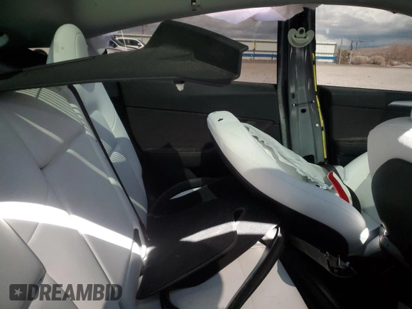 2024 Tesla Model Y Performance z VIN 7SAYGDEF6RF166365, wystawiony jako Copart lot #48885585 z przebiegiem Nie podano mil oraz Szkoda całkowita • Salvage title. Historia ofert i sprzedaży dostępna na DreamBid. Obrazek 10.