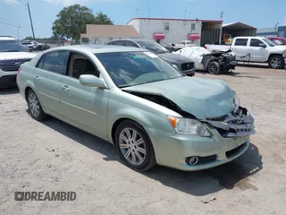 2008 Toyota Avalon XL z VIN 4T1BK36B98U324058, wystawiony jako IAAI lot #42152532 z przebiegiem 74 385 mil mil oraz . Historia ofert i sprzedaży dostępna na DreamBid. Obrazek 1.
