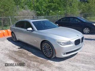 2012 BMW 7 Series 740Li z VIN WBAKB4C5XCC575398, wystawiony jako IAAI lot #42005984 z przebiegiem 117 064 mil mil oraz . Historia ofert i sprzedaży dostępna na DreamBid. Obrazek 1.