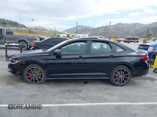 2025 Volkswagen Jetta GLI Autobahn z VIN 3VW2T7BU9SM003551, wystawiony jako IAAI lot #41808269 z przebiegiem 4 038 mil mil oraz . Historia ofert i sprzedaży dostępna na DreamBid. Obrazek 14.