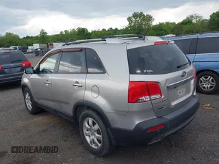 2012 Kia Sorento LX z VIN 5XYKTCA61CG278456, wystawiony jako IAAI lot #42211685 z przebiegiem 128 623 mil mil oraz . Historia ofert i sprzedaży dostępna na DreamBid. Obrazek 3.