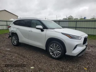 2022 Toyota Highlander Platinum z VIN 5TDFZRBH0NS190765, wystawiony jako Copart lot #57772435 z przebiegiem 33 939 mil mil oraz Szkoda całkowita • Salvage title. Historia ofert i sprzedaży dostępna na DreamBid. Obrazek 4.