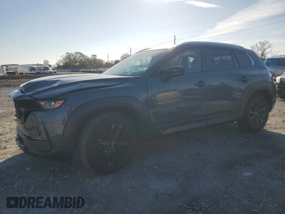 2024 Mazda CX-50 S Premium z VIN 7MMVABDM2RN196549, wystawiony jako Copart lot #46481965 z przebiegiem 44 230 mil mil oraz Nie do naprawy • Non repairable. Historia ofert i sprzedaży dostępna na DreamBid. Obrazek 1.