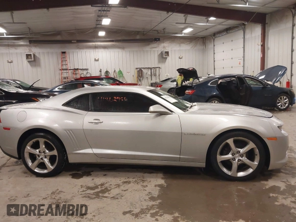 2014 Chevrolet Camaro LT z VIN 2G1FC1E31E9281774, wystawiony jako IAAI lot #41362956 z przebiegiem 144 936 mil mil oraz . Historia ofert i sprzedaży dostępna na DreamBid. Obrazek 13.