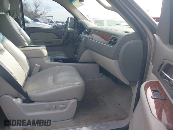 2007 GMC Yukon XL SLT with VIN 1GKFC16047R212196, listed as a IAAI auction lot 41737980 with 214,919 mi miles. Bid and sale history available at carsss.com. Image 5.