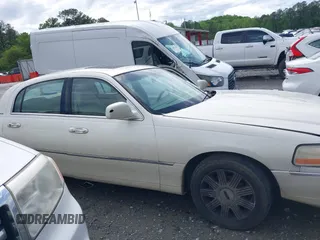 2004 Lincoln Town Car Ultimate z VIN 1LNHM83W14Y631218, wystawiony jako IAAI lot #42098841 z przebiegiem Nie podano mil oraz . Historia ofert i sprzedaży dostępna na DreamBid. Obrazek 13.
