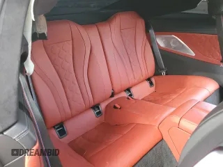 2022 BMW M8 Competition z VIN WBSAE0C02NCG86576, wystawiony jako Copart lot #39370084 z przebiegiem Nie podano mil oraz . Historia ofert i sprzedaży dostępna na DreamBid. Obrazek 10.