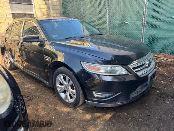2011 Ford Taurus SEL z VIN 1FAHP2EW8BG138540, wystawiony jako Copart lot #56559815 z przebiegiem 286 211 mil mil oraz Tytuł czysty. Historia ofert i sprzedaży dostępna na DreamBid. Obrazek 1.