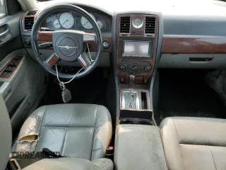 2007 Chrysler 300 Touring z VIN 2C3KA53G97H855530, wystawiony jako Copart lot #57097835 z przebiegiem Nie podano mil oraz Szkoda całkowita • Salvage title. Historia ofert i sprzedaży dostępna na DreamBid. Obrazek 10.